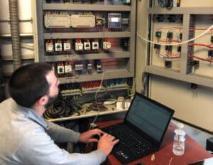 Técnico instalando un sistema de bomba de vacío